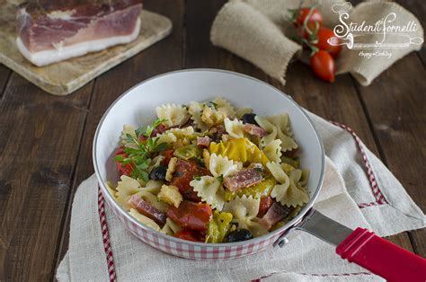 Piatto della tradizione contadina, presenta diverse versioni a seconda del territorio, benché tutte abbiano la mollica come ingrediente base. PASTA con PEPERONI Speck e Mollica di Pane (Veloce SENZA ...