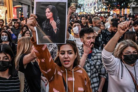 Après La Mort De Mahsa Amini En Iran Ce Sont Des Femmes Qui Sont Sur Le Devant Des