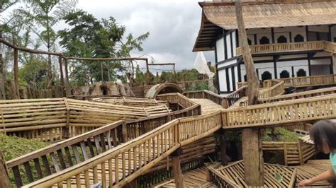 Free wifi and free private parking are available on site. Rumah Hobbit Paraland Resort : 10 Gambar Rumah Hobbit Bandung, Harga Tiket Masuk Cikole ...