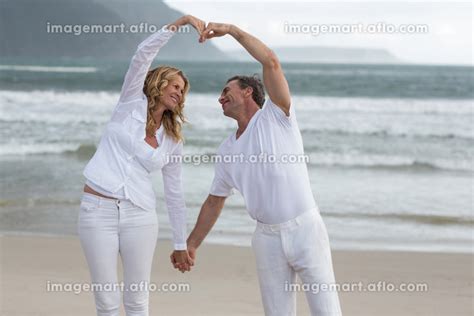 Mature Couple Having Fun Together At Beachの写真素材 [89009242] イメージマート