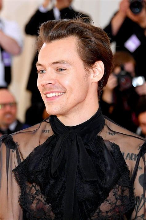 Harry Styles Looks Pretty Different With His New Messy Hair And Stubble Harry Styles Short