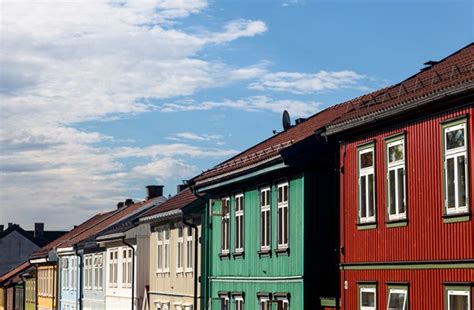 Högst upp på en kulle kommer vattnet lättare att rinna bort. Fargene forsvinner fra husene | Huseierne