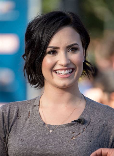Demi Lovatos Short Haircut Celebrity Beauty Ideas Glamour New