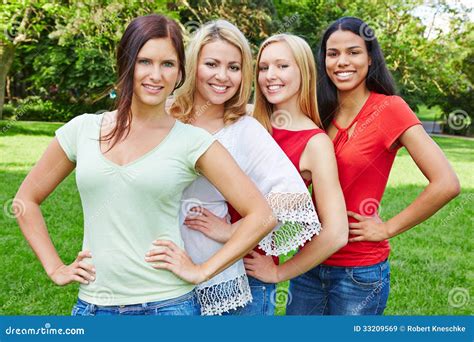 Groep Van Vier Gelukkige Vrouwen In Aard Stock Afbeelding Image Of