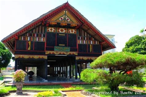 Ciri khas baju adat nanggroe aceh darussalam. Gambar Rumah Adat Nuwo Sesat - Inspirasi Desain Menarik