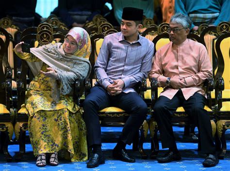 Pak rt mempunyai dua orang istri. "Siapa nak jadi isteri Tengku Hassanal kena pandai makan ...