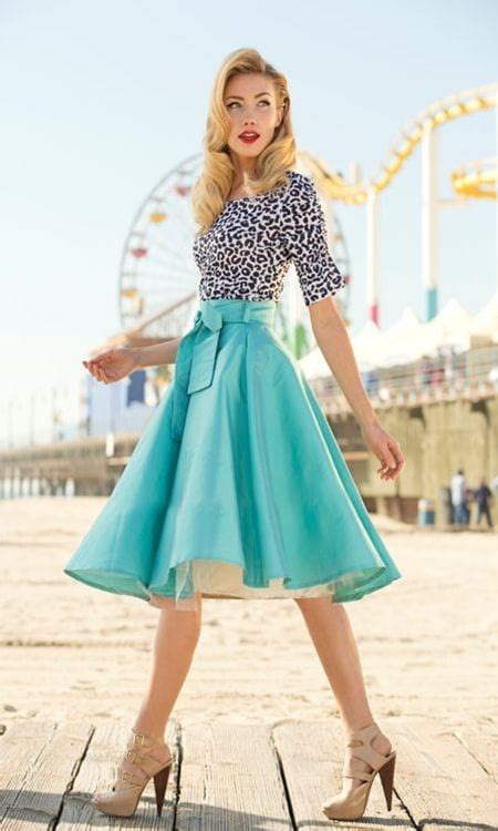 Printed dress outfit for a vintage look /via. 25 Best Vintage Outfit Ideas for A Perfect Vintage Look