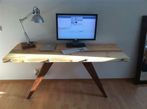 Small computer table on wheels will be your favorite mobile desk, eg. Incredible DIY Computer Desk Use Wood And Plywood Ideas | atzine.com