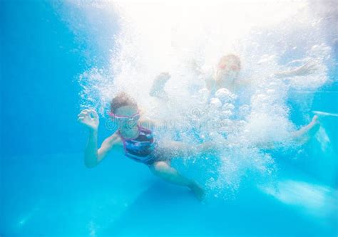 Los Niños Nadan En La Piscina Imagen De Archivo Imagen De Persona