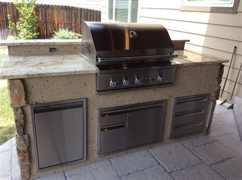 Each outdoor kitchen, outdoor living room, patio or deck is customized to complement your personal needs and aesthetic. Ideas For Build Outdoor Grill Islands - Madison Art Center ...