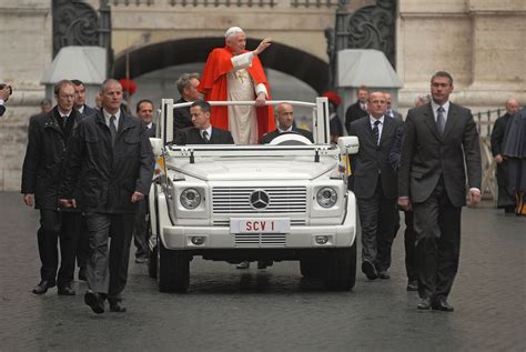 Daimler Chef Zetsche in Rom Neues Mercedes Papamobil für Benedikt XVI