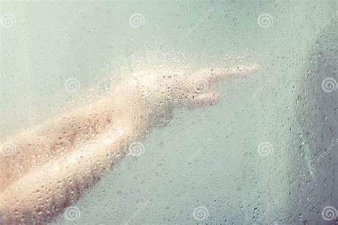 Belle Femme Nue Prenant Une Douche Derrière Le Verre Misted Humide Image Stock Image Du Tête