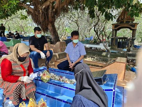 2 buku yasin dan tahlil. Ditemani HMR dan Putra Putrinya, HMA Haru Baca Yasin di ...