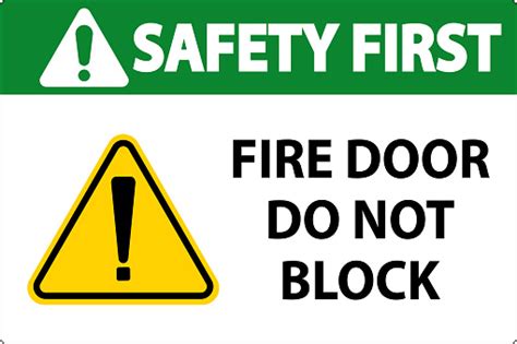 Safety First Fire Door Jangan Blokir Sign Pada Background Putih