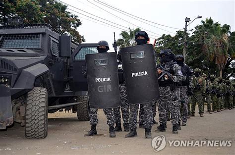 교도소 폭동 진압 나서는 에콰도르 경찰 연합뉴스