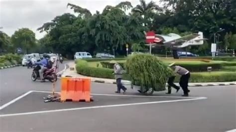 Polantas Bantu Dorong Gerobak Penuh Rumput Lewati Tanjakan Videonya Viral