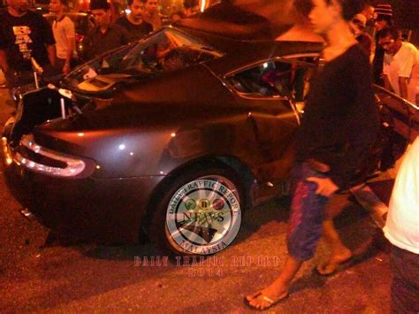 Dalam video terekam seorang pria yang bergelantungan di kereta yang melaju dan jatuh. Aston Martin DB9 Eksiden Di Lebuhraya NPE