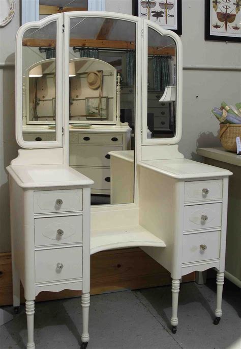 The set is finely decorated and tends to look quite modern. Old And Vintage Wooden Makeup Vanity Table With 3 Fold ...