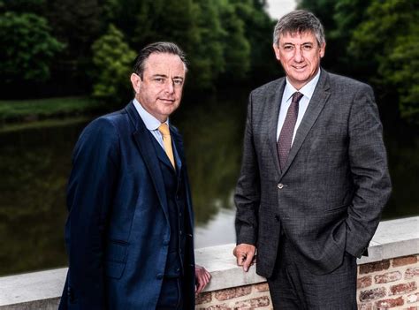 Assis à son bureau, le miroir placé derrière lui a révélé sa tenue légère. Jan Jambon en Bart De Wever: "Vlaanderen móet vooruitgaan ...
