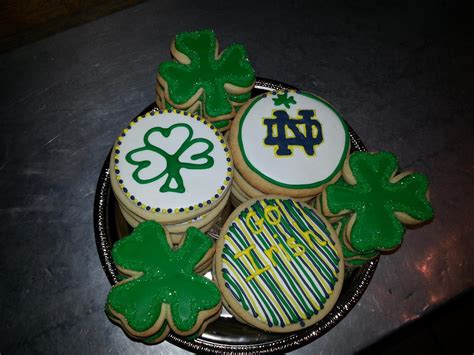 I live in a big house that makes me think of a wedding cake or confection. Notre Dame cookies | Cookie inspiration, Sugar cookie, Cookies