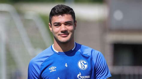 Genç stoper geçen yıl 11 milyon avro karşılığında vfb sttutgart ekibine geçmişti. Ozan Kabak wieder im Lauftraining - Schalke.me