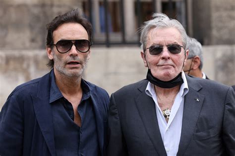 Les infos de 12h30 - Affaire Alain Delon : des SMS révèlent un