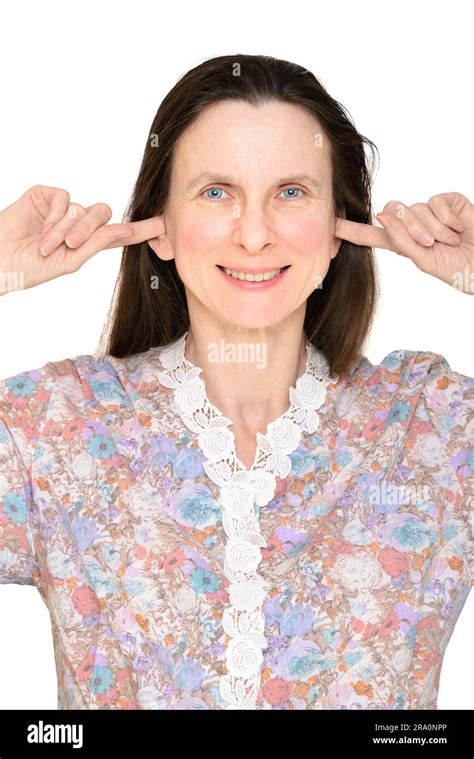 Sonriente Mujer Adulta Manteniendo Cerradas Las Orejas Con Sus Dedos En El Sentido De Que Ella