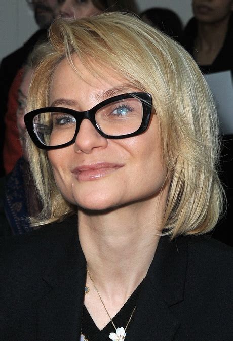 This style combines perfectly with all types of glasses, since it will not cover them however big they are. Older Women Hairstyles With Glasses | David Simchi-Levi