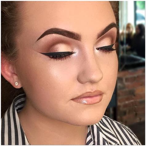 Metallic Rose Gold Eyeshadow Look I Love How Subtle And Understated This Makeup Look Is Rose