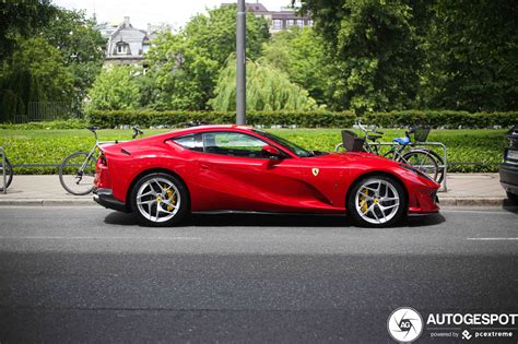 Keep the throttle floored and you'll hit 200kph in naturally, a car with this degree of performance and engineering isn't going to be cheap. Ferrari 812 Superfast - 8 juni 2020 - Autogespot