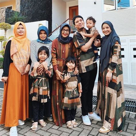 Mereka berlomba posting foto kekompakan bareng keluarga mengenakan baju seragam saat lebaran. 9 Potret Seragam Keluarga Artis Ini Jadi Sorotan, Mana yang Lebih Cetar