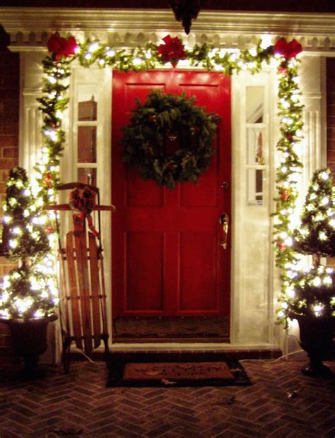 Inspiration from nine tiny houses. 21 Inspiring Christmas Front Porch Decorating Ideas - Feed ...