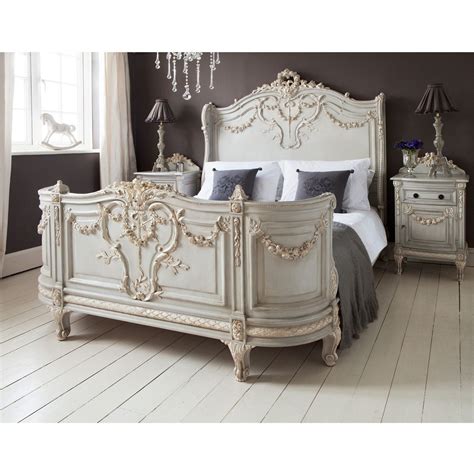 Aunque la empresa se encuentra al sur de inglaterra, los productos provienen de francia donde los viajes son constantes para adquirir. Bonaparte French Bed, French Bedroom Company