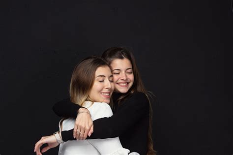 Photo Libre De Droit De Deux Belles Amies Qui Sembrassent Deux Sœurs Qui Saiment Couple De