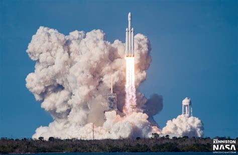 Falcon Heavy Lift Rocket