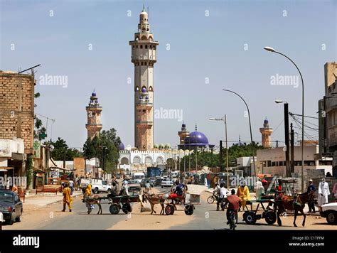 Vue De La Grande Mosquée De Touba Dans La Rue Au Sénégal En Afrique