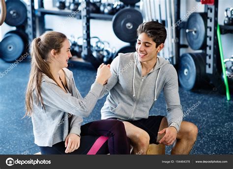 Young Fit Couple In Crossfit Gym Doing Fist Pump — Stock Photo