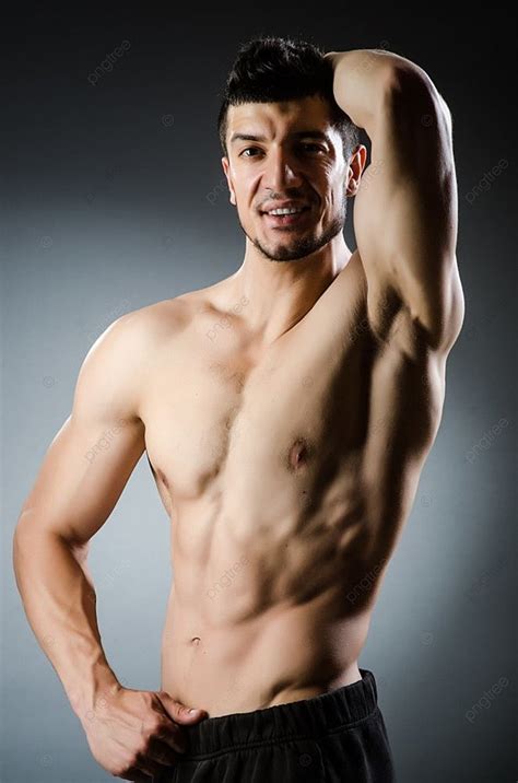 어두운 스튜디오에서 포즈를 취하는 근육질의 남자 사진 배경 및 무료 다운로드를위한 그림 Pngtree
