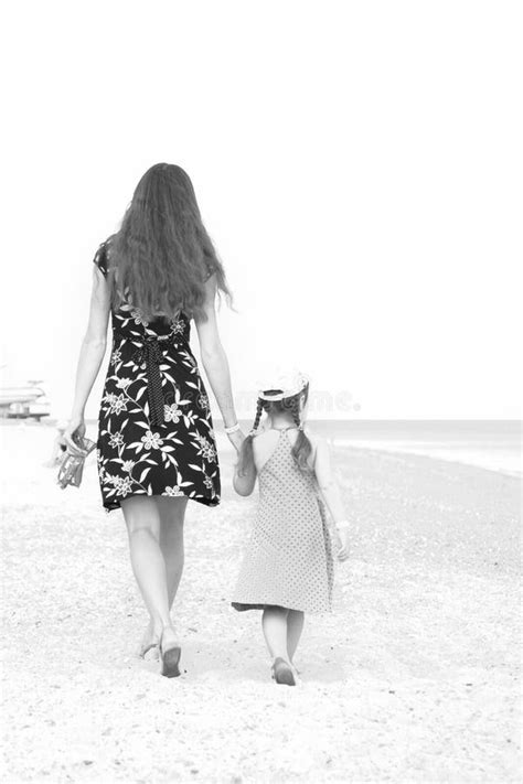 Madre E Hija Que Caminan En La Playa Blanco Y Negro Imagen De Archivo