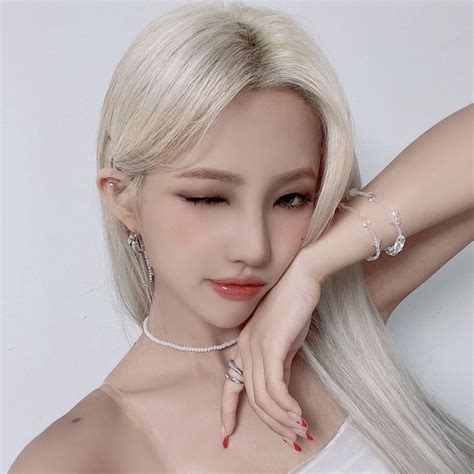 jeon soyeon gidle selca icon pfp kpop in 2022 choker necklace hoop earrings g idle