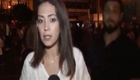 رد فعل غير متوقع لمذيعة سكاي نيوز بعد تقبيلها من قبل متظاهر لبناني
