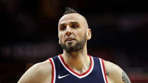 Marcin gortat of the clippers drives to the basket near serge ibaka of the toronto raptors during tuesday's game at staples center. 戈塔特调侃自己本能成为属于自己版本的奥尼尔和尤因_虎扑NBA新闻