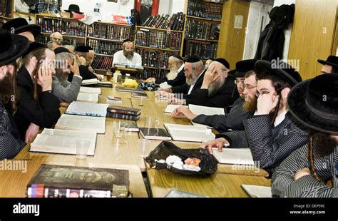 Eine Gruppe Von Orthodoxen Juden Studieren Torah Mit Ihren Rabi Lehrer