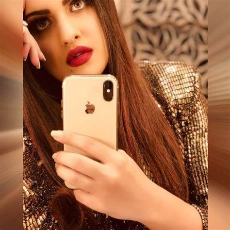 Himanshi Khuranas Latest Glitter Selfie Once Again Shows Why Shes A