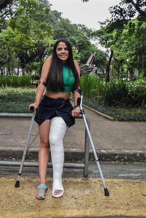 Thaynara Long Leg Cast Going To Walk On Crutches In A Very Beautiful And Cnews
