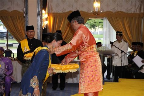 Left office and returned to pahang, 26th april 1984. 178 MENERIMA DARJAH DAN PINGAT SULTAN AHMAD SHAH PAHANG ...