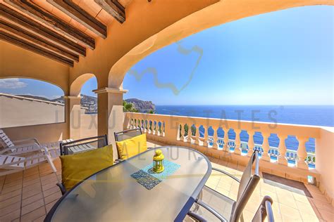 Mit mallorquinischem charme, luxuriösem ambiente und mediterranem charakter. Wohnung mit Meerblick auf Mallorca kaufen in Port Andratx ...