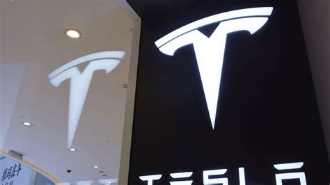 Tesla US Elektroautobauer Erstmals Mit Milliarden Quartalsgewinn