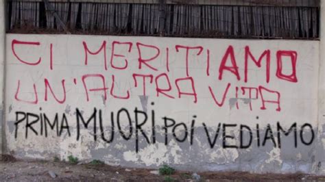 Una frase amore detta sinceramete riesce a trasmettere un messaggio molto più. PAROLE D'AMORE SCRITTE SUI MURI - YouTube