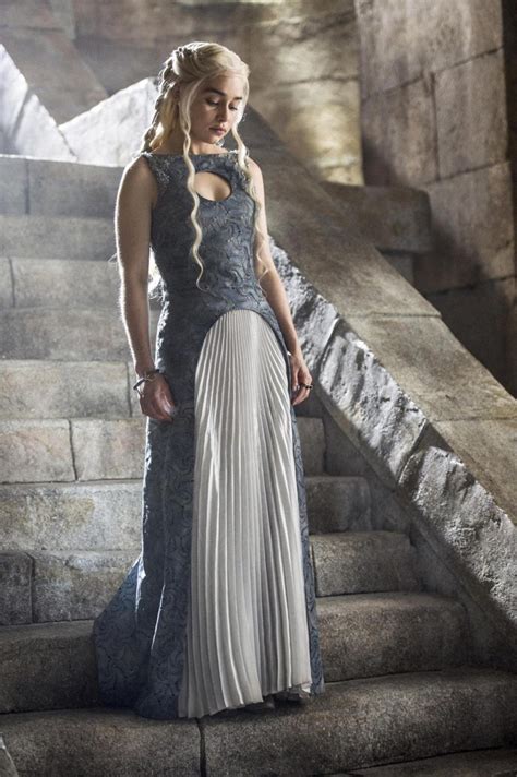 daenerys targaryen s fashion evolution through game of thrones — how her wardrobe mirrors her